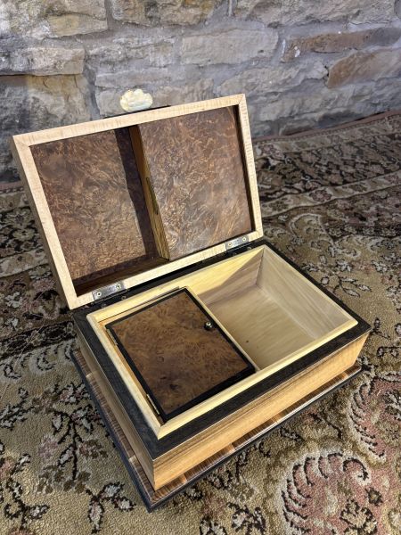 uvnitř vložená jinanová krabička