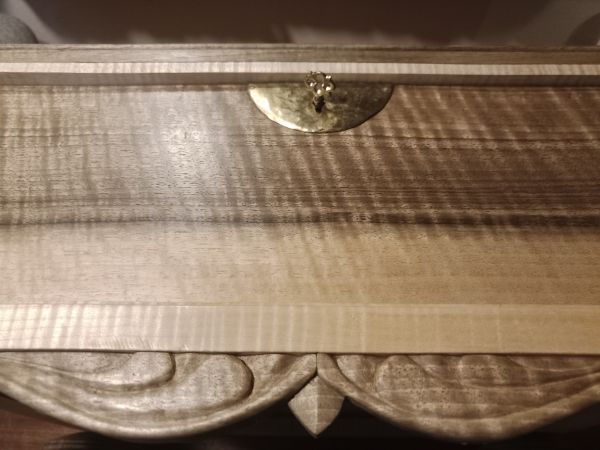 v řezbě je skrytá přihrádka